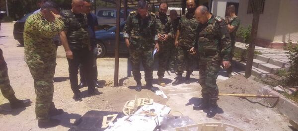 Syrian servicemen are seen near a downed drone - Sputnik Türkiye