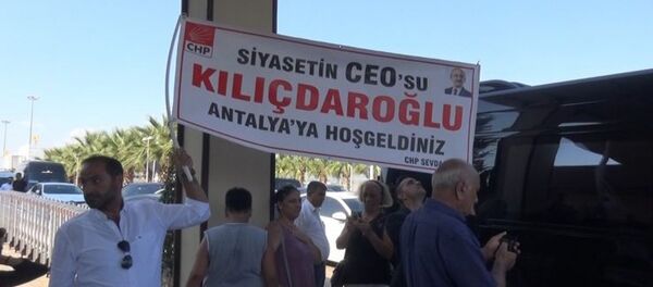 CHP lideri Kemal Kılıçdaroğlu, Antalya Havalimanı'nda partililer tarafından 'Siyasetin CEO'su Kılıçdaroğlu' pankartı ile karşılandı. - Sputnik Türkiye
