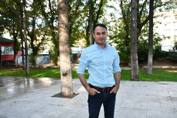 Yüksel, İsveç'te ırkçı partinin yükselişte olduğunu aktararak, Buna dur demek lazım. İsveç'te Türklerin seçimlere katılımı çok düşük. Yüzde 15 civarında. Kulu'da çalışmalarımız iyi gidiyor. Vatandaşlarla birebir irtibata geçiyorum. Göteborg'dan liste başı aday olduğum gibi aynı zamanda genel seçimlerde de adayım dedi. - Sputnik Türkiye