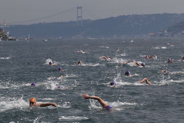 İstanbul Boğazı'nda Kıtalararası Yüzme Yarışı - Sputnik Türkiye