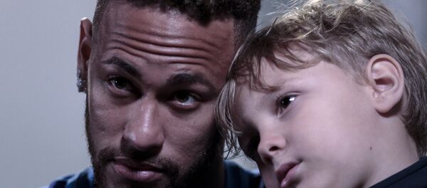 Neymar, oğlu Davi Lucca ile birlikte Neymar Gençlik Projesi Enstitüsü'nde AFP'ye röportaj verdi. - Sputnik Türkiye