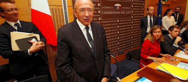 Fransa İçişleri Bakanı Gerard Collomb, Cumhurbaşkanı Macron'un koruması Benalla'nın göstericileri dövmesi skandalıyla ilgili 2 saat boyunca parlamentoda milletvekillerinin sorularını yanıtladı. - Sputnik Türkiye