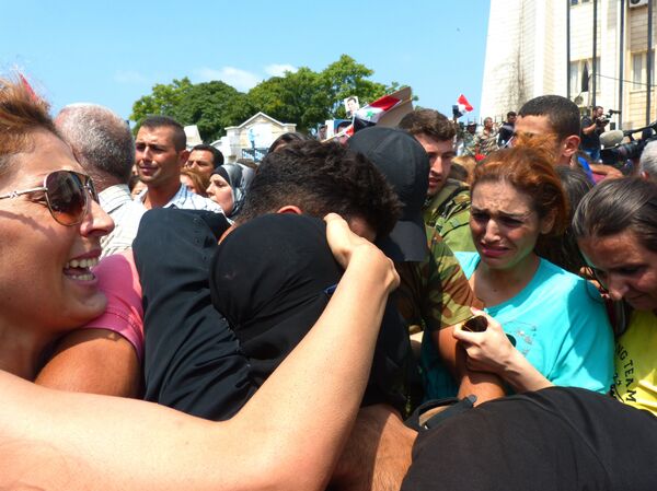 Şimdi Lazkiye şehrinde bulunan Eştabraklılar muayenelerden geçiyor, kayıp belgeleri yerine yenilerini yaptırıyor, yakınlarıyla görüşüyorlar. - Sputnik Türkiye