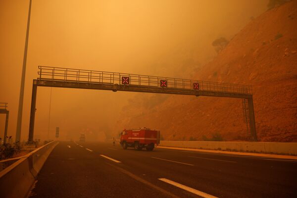 Şiddetli rüzgârın da etkisiyle büyüyen yangın, Kineta'nın Galini, Panorama ve Marula yerleşim alanlarını sarınca itfaiye, bölge sakinlerinin evlerini terk etmelerini istedi. - Sputnik Türkiye