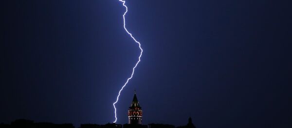 İstanbul'da birçok bölgede yağışla birlikte şimşekler gözleniyor - Sputnik Türkiye