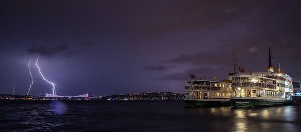 İstanbul'da birçok bölgede yağışla birlikte şimşekler gözleniyor - Sputnik Türkiye