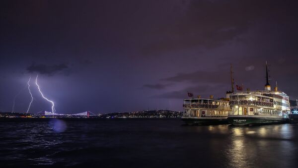 İstanbul'da birçok bölgede yağışla birlikte şimşekler gözleniyor - Sputnik Türkiye