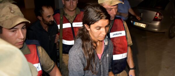 Kayıp Evrim'in anne-babası Dilek ve Burhan Atış çifti - Sputnik Türkiye