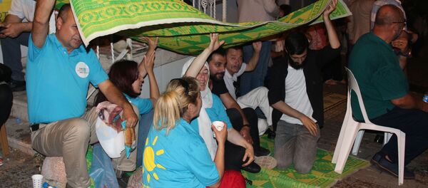 Meral Akşener'in evinin önünde nöbet tutan İyi Partililer Meral Akşener'in evinin önünde nöbet tutan İyi Partililer - Sputnik Türkiye