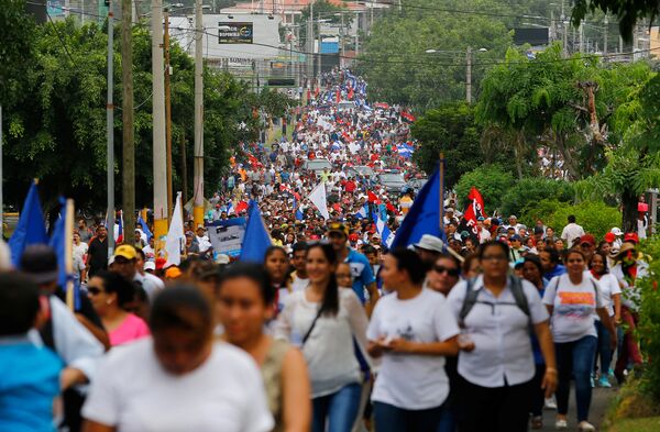 Ortega'ya destek veren eylemciler de sokağa döküldü Ortega'ya destek veren eylemciler de sokağa döküldü - Sputnik Türkiye