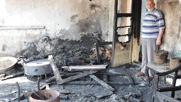 Eskişehir'de yaşayan 70 yaşındaki Selettin Keleş, dumanla arıları kovalamak isterken evini yaktı. - Sputnik Türkiye