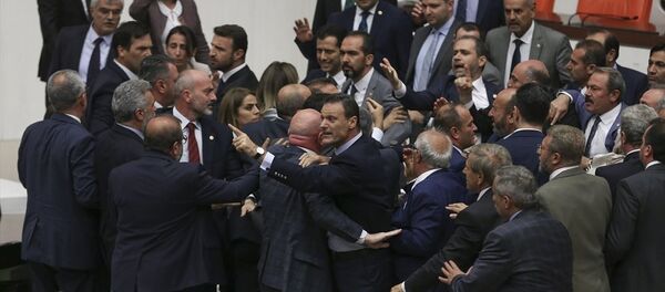 Ahmet Şık, TBMM, kavga - Sputnik Türkiye
