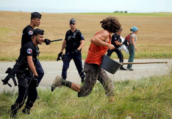 Polisin müdahale ettiği eylem yarışın bir süre durmasına neden oldu. - Sputnik Türkiye