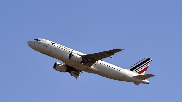 An Air France Airbus A320 takes off from Toulouse-Blagnac airport on February 10, 2015. - Sputnik Türkiye