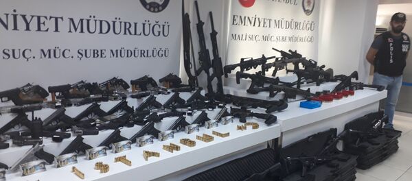 'Adnan Oktar' operasyonunda ele geçirilen silahlar görüntülendi - Sputnik Türkiye