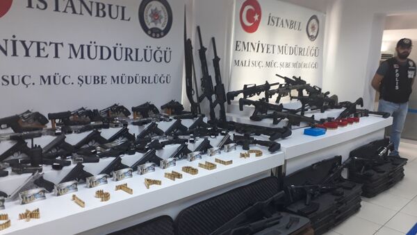 'Adnan Oktar' operasyonunda ele geçirilen silahlar görüntülendi - Sputnik Türkiye