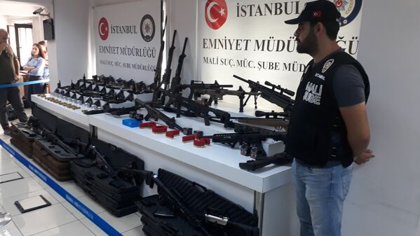 'Adnan Oktar' operasyonunda ele geçirilen silahlar görüntülendi - Sputnik Türkiye