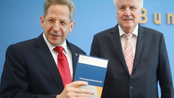 Almanya İçişleri Bakanı Horst Seehofer ile Anayasayı Koruma Teşkilatı (BfV) Başkanı Hans Georg Maassen, kurumun 2017 raporunu ortak basın toplantısı düzenleyerek açıkladı. - Sputnik Türkiye