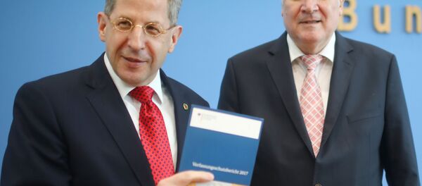Almanya İçişleri Bakanı Horst Seehofer ile Anayasayı Koruma Teşkilatı (BfV) Başkanı Hans Georg Maassen, kurumun 2017 raporunu ortak basın toplantısı düzenleyerek açıkladı. - Sputnik Türkiye