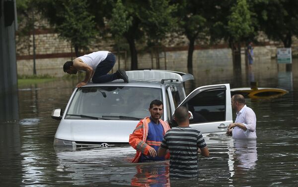 İstanbul'da sağanak yağış etkili oldu - Sputnik Türkiye