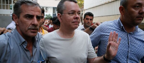 Tutukluğu 'sağlık sorunları' dikkate alınarak ev hapsine çevrilen ABD'li din adamı Andrew Craig Brunson evine getirildi. - Sputnik Türkiye