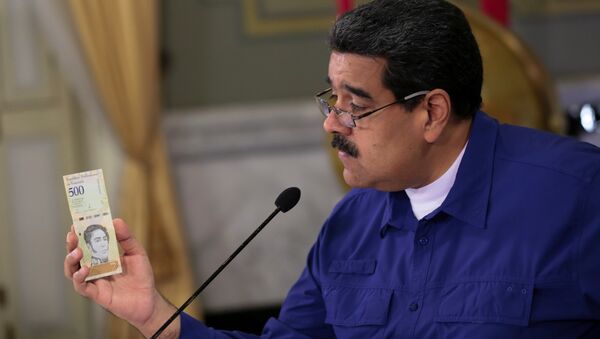 Venezüella Devlet Başkanı Maduro ülkenin yeni para birimi 'Egemen Bolivar'la poz verdi - Sputnik Türkiye