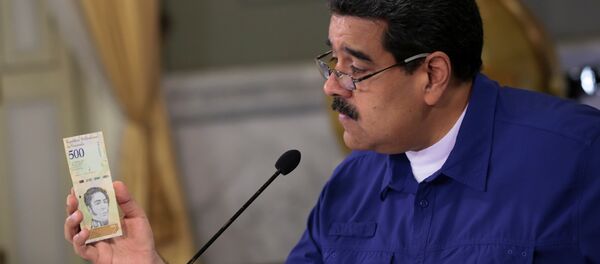 Venezüella Devlet Başkanı Maduro ülkenin yeni para birimi ' Egemen Bolivar'la poz verdi - Sputnik Türkiye