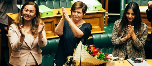 Yeni Zelanda Yeşiller Partisi milletvekilleri, ücretli ev içi şiddet izni yasasının kabulünü kutladı. - Sputnik Türkiye