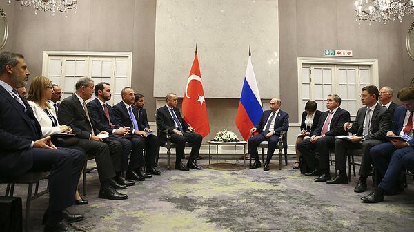 Görüşmeye, Türk heyetinden Dışişleri Bakanı Mevlüt Çavuşoğlu, Hazine ve Maliye Bakanı Berat Albayrak, Milli Savunma Bakanı Hulusi Akar, Ticaret Bakanı Ruhsar Pekcan, Cumhurbaşkanlığı Sözcüsü İbrahim Kalın ile MİT Başkanı Hakan Fidan da katıldı. - Sputnik Türkiye