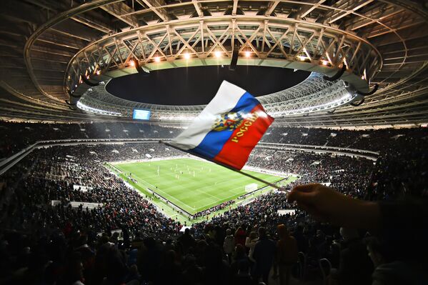 Moskova'daki Lujniki Stadyumu'nun tribününde duran bir Rusya bayrağı. - Sputnik Türkiye