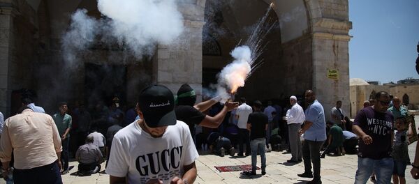 Kudüs'teki Mescid-i Aksa'da 27 Temmuz 2018'de gergin cuma: Filistinliler İsrail polisine havai fişek attı, İsrail polisi gaz ve ses bombasıyla müdahale etti. - Sputnik Türkiye