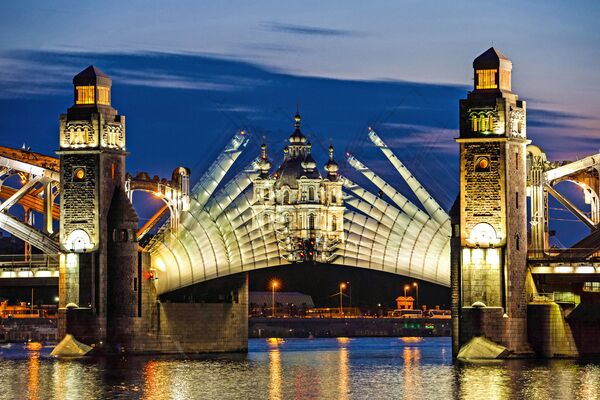 St. Petersburg'daki beyaz geceler sırasında Büyük Petro Köprüsü açılıyor. - Sputnik Türkiye