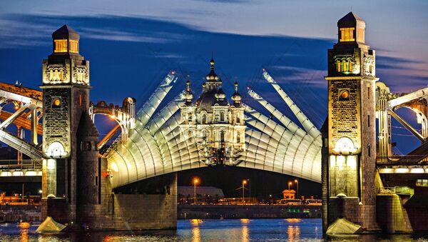 St. Petersburg'daki beyaz geceler sırasında Büyük Petro Köprüsü açılıyor - Sputnik Türkiye