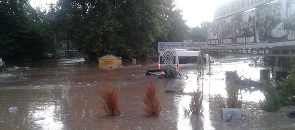 Kocaeli'nin Dilovası ilçesinde kanyon içinden geçen derenin taşması sonucu piknik yaparken mahsur kalanların kurtarılmasına çalışılıyor. - Sputnik Türkiye