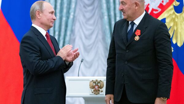 Putin, Çerçesov'a Aleksandr Nevski Nişanı'nı bizzat takdim etti. - Sputnik Türkiye
