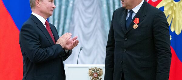 Putin, Çerçesov'a Aleksandr Nevski Nişanı'nı bizzat takdim etti. Putin, Çerçesov'a Aleksandr Nevski Nişanı'nı bizzat takdim etti. - Sputnik Türkiye