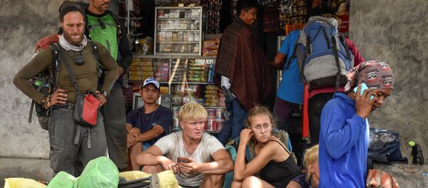 Rinjani Dağı'ndan inmeyi başaran turistler Rinjani Dağı'ndan inmeyi başaran turistler - Sputnik Türkiye