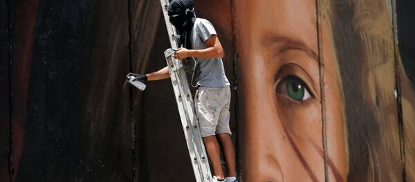 Ahed Tamimi'nin portresini Ayrım Duvarı'na çizen İtalyan aktivistler - Sputnik Türkiye