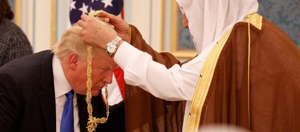 Suudi Kralı Selman ABD Başkanı Donald Trump'a Abdülaziz el Suud Devlet Nişanı takarken - Sputnik Türkiye