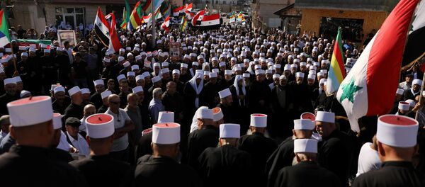 Suriyeli Dürzilerden Golan Tepeleri'ndeki ateşkes hattı yakınındaki Bukata'da Esad yönetimine destek gösterisi - Sputnik Türkiye