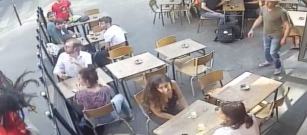 Paris'te sokak ortasında kadına şiddet - Sputnik Türkiye