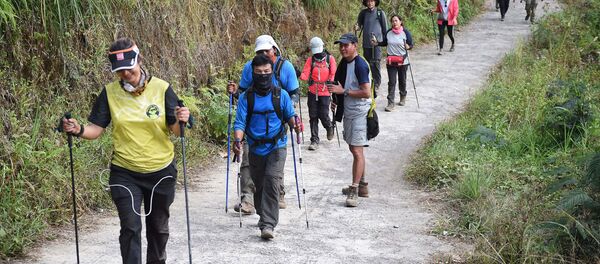 Rinjani Dağı'ndan inen Endonezyalı ve yabancı tırmanışçılar - Sputnik Türkiye