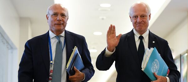 BM Suriye Özel Temsilcisi Staffan De Mistura ve yardımcısı Remzi İzzettin Remzi - Sputnik Türkiye