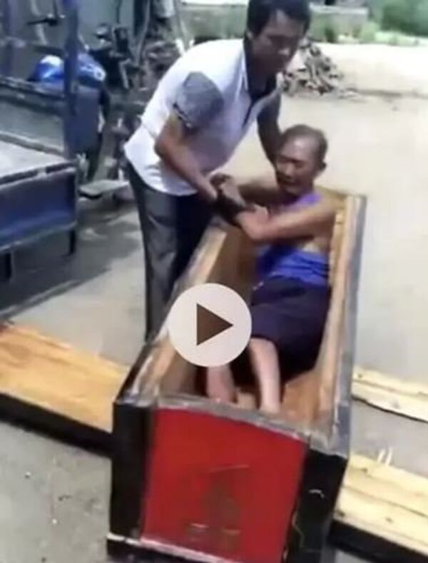 Çin'in Jiangxi eyaletinde yaşlı köylüler tabutların içine yatarak yerel yönetimin el koymasına direnmeye çalıştı. - Sputnik Türkiye