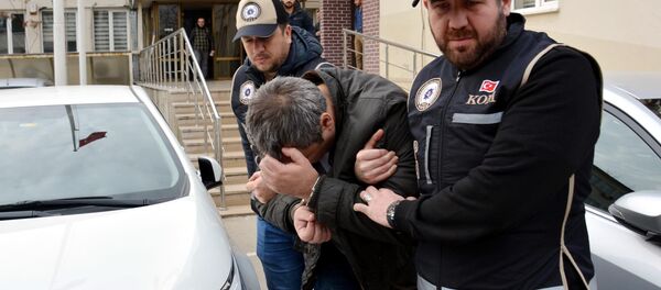 335 yıl hapsi istenen sahte diplomalı dolandırıcı: 'Profesörüm' demedim, kendimi 'hoca' olarak tanıttım - Sputnik Türkiye