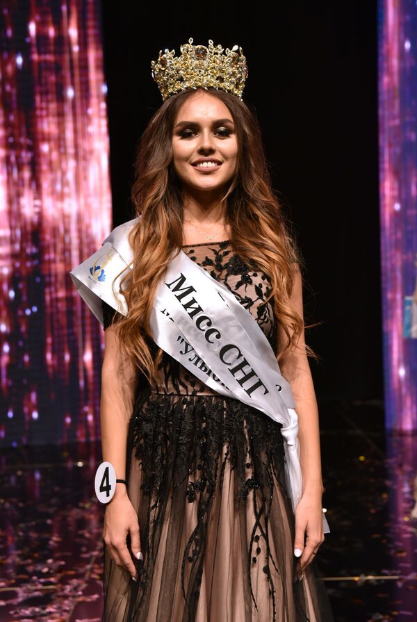  Miss CIS — 2018  yarışmasının galibi.Ukraynalı Tatyana Akulenko başında Ermenistan'da özel siparişle yapılan değerli taşlarla kaplı yaldızlı taç ile. Tatiana Akulenko’yaayrıca “Bonus’ olarak 1 haftalık Avrupa turu ödülü de verildi. - Sputnik Türkiye