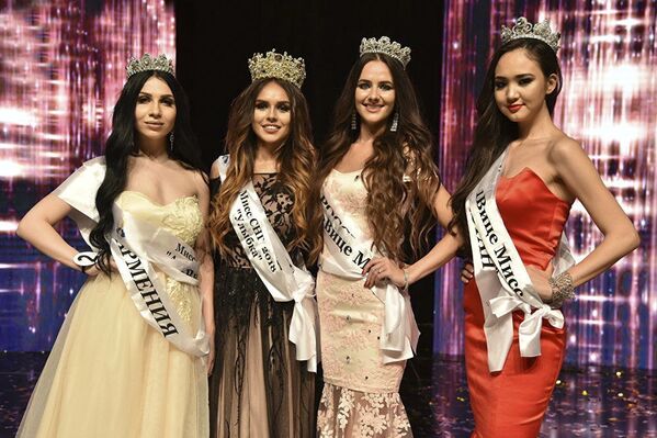 Yardımcı güzellik birincilik ödülü Kazakistan’dan  Asem Yesengeldiyeva'ya, ikincilik ödülü Ermenistan'dan Romella Tamaryan'a, üçüncülük ödülü ise Rusya'dan Victoria Volgin'e verildi. - Sputnik Türkiye