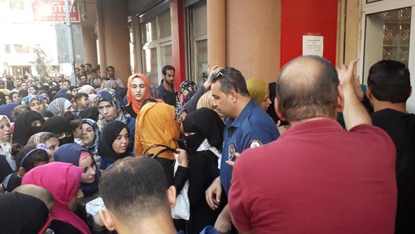 İzmir'de Suriyelilerin geçici kimlik izdihamı - Sputnik Türkiye