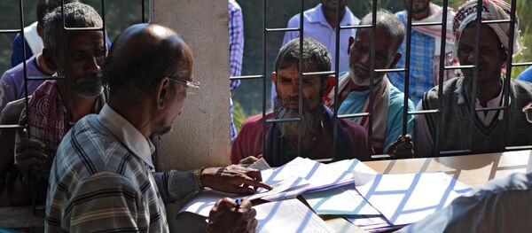 Hindistan'ın Assam eyaletinde Ulusal Vatandaşlık Kaydı'nın ilk taslağında isimlerinin yer alıp almadığını kontrol eden insanlar - Sputnik Türkiye
