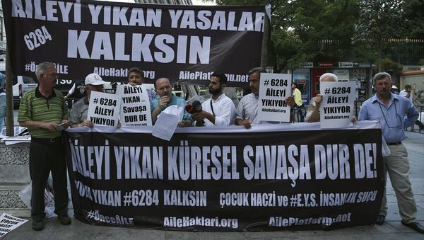 Aile Platformu üyeleri, boşanan erkekleri mağdur ettiklerini öne sürdükleri yasayı Galatasaray Meydanı'nda protesto etti. - Sputnik Türkiye